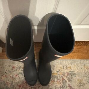 Hunter rain boots in navy blue. Lightly worn, in great condition size 7